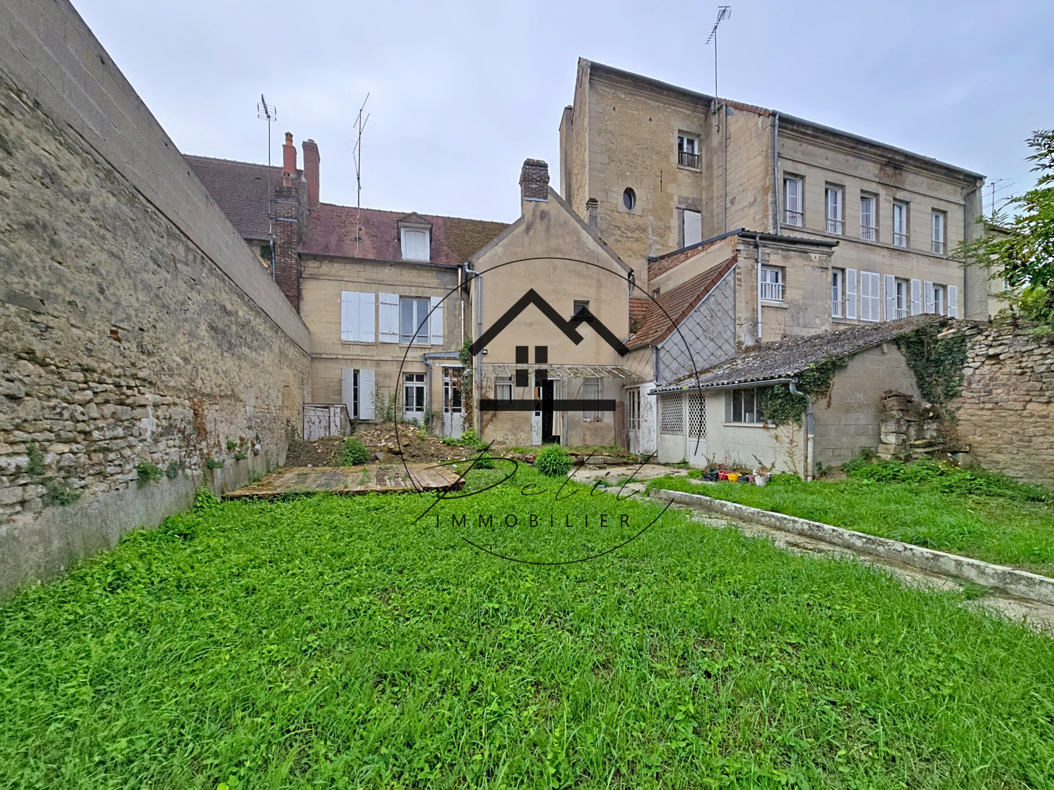 MOUY CENTRE | 168 m2 + Dépendance 50 m2 | Projet de rénovation | Division possible en 2 logements