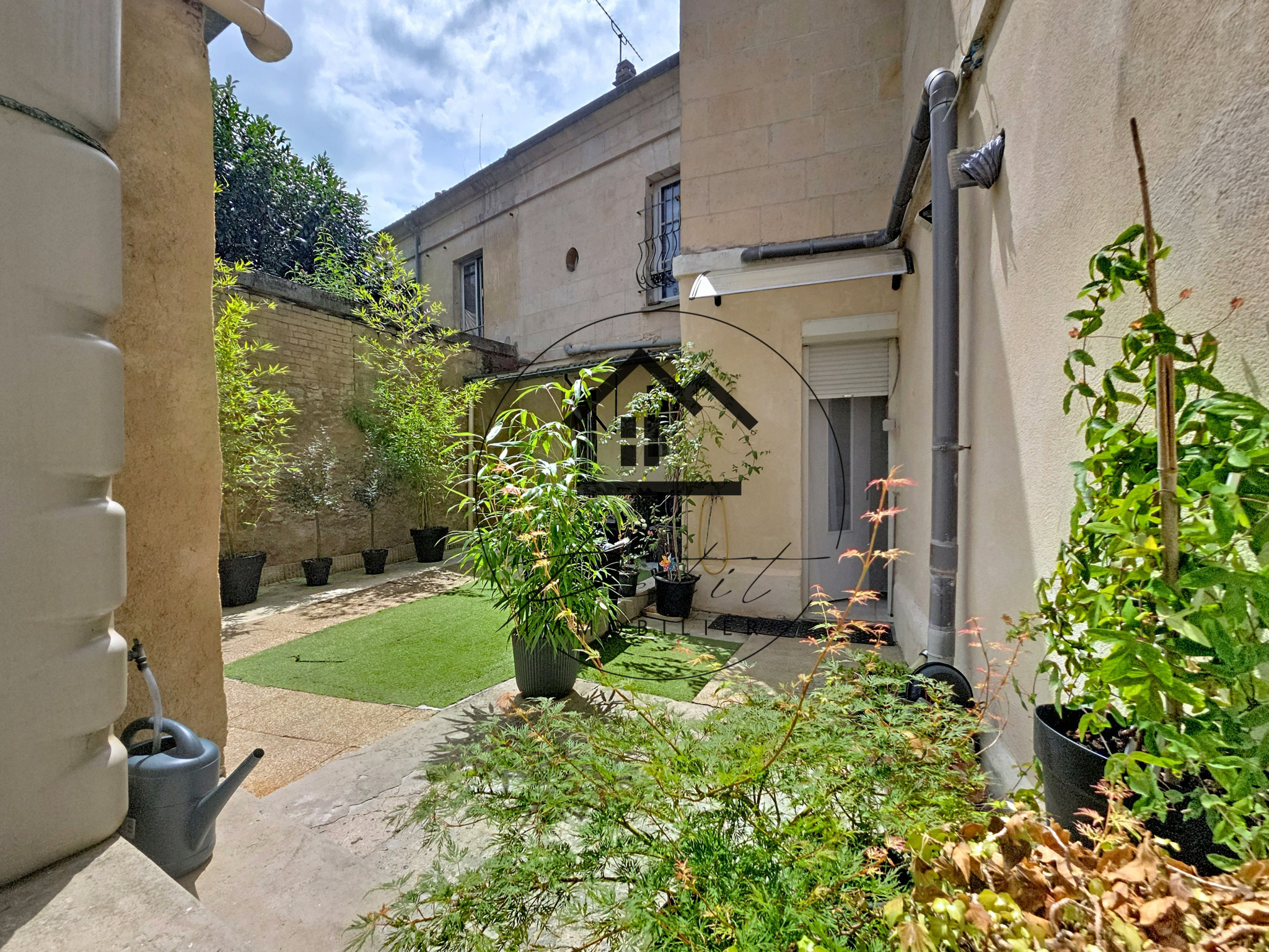 Appartement avec cour privative, parking et cave