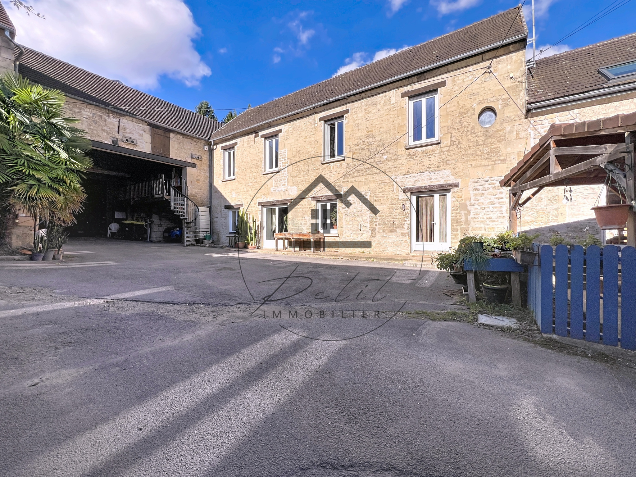 Ensemble immobilier avec maison familiale, grand atelier, bureau indépendant et duplex