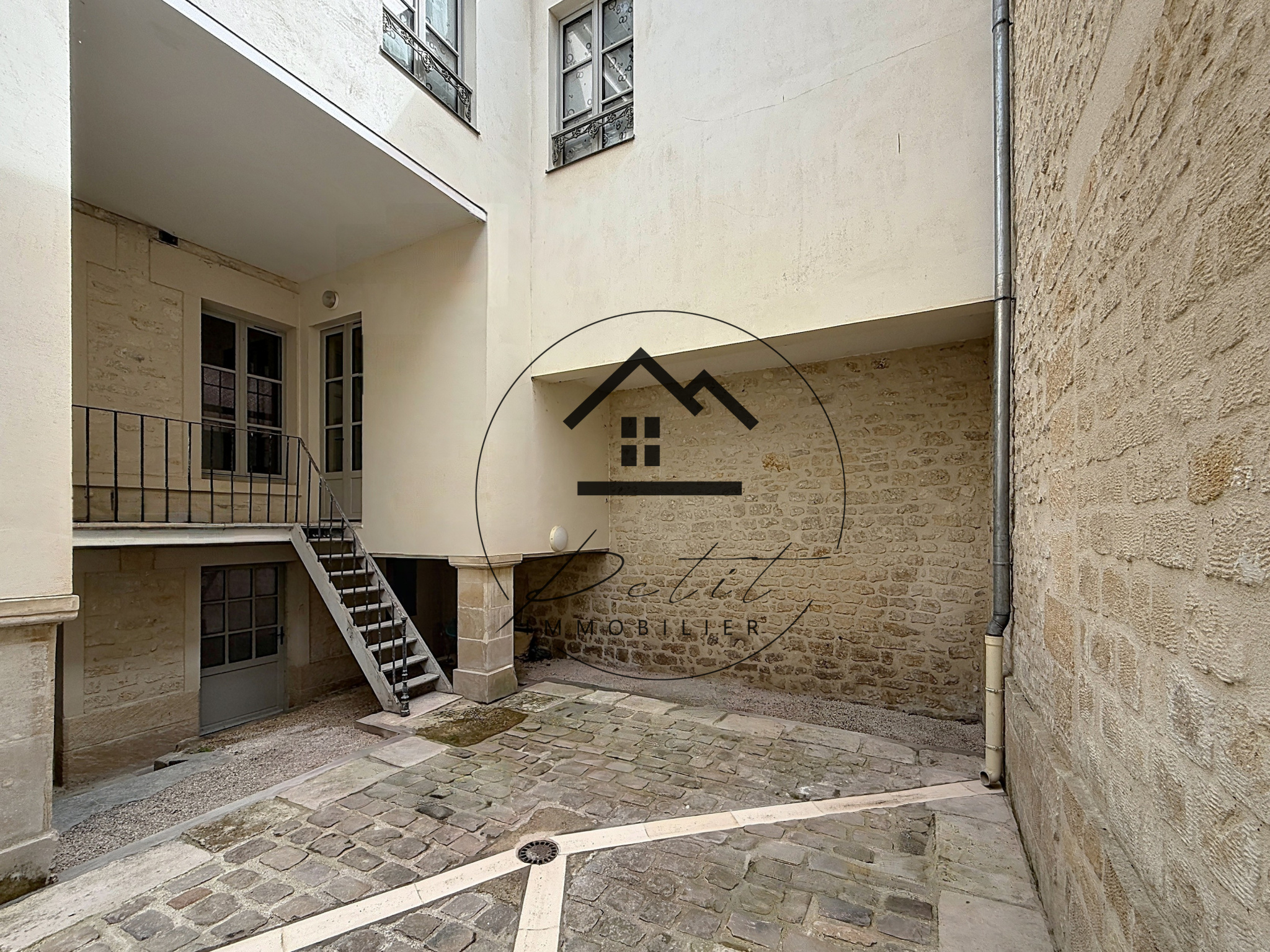 Bureaux situés en centre-ville de Chantilly.