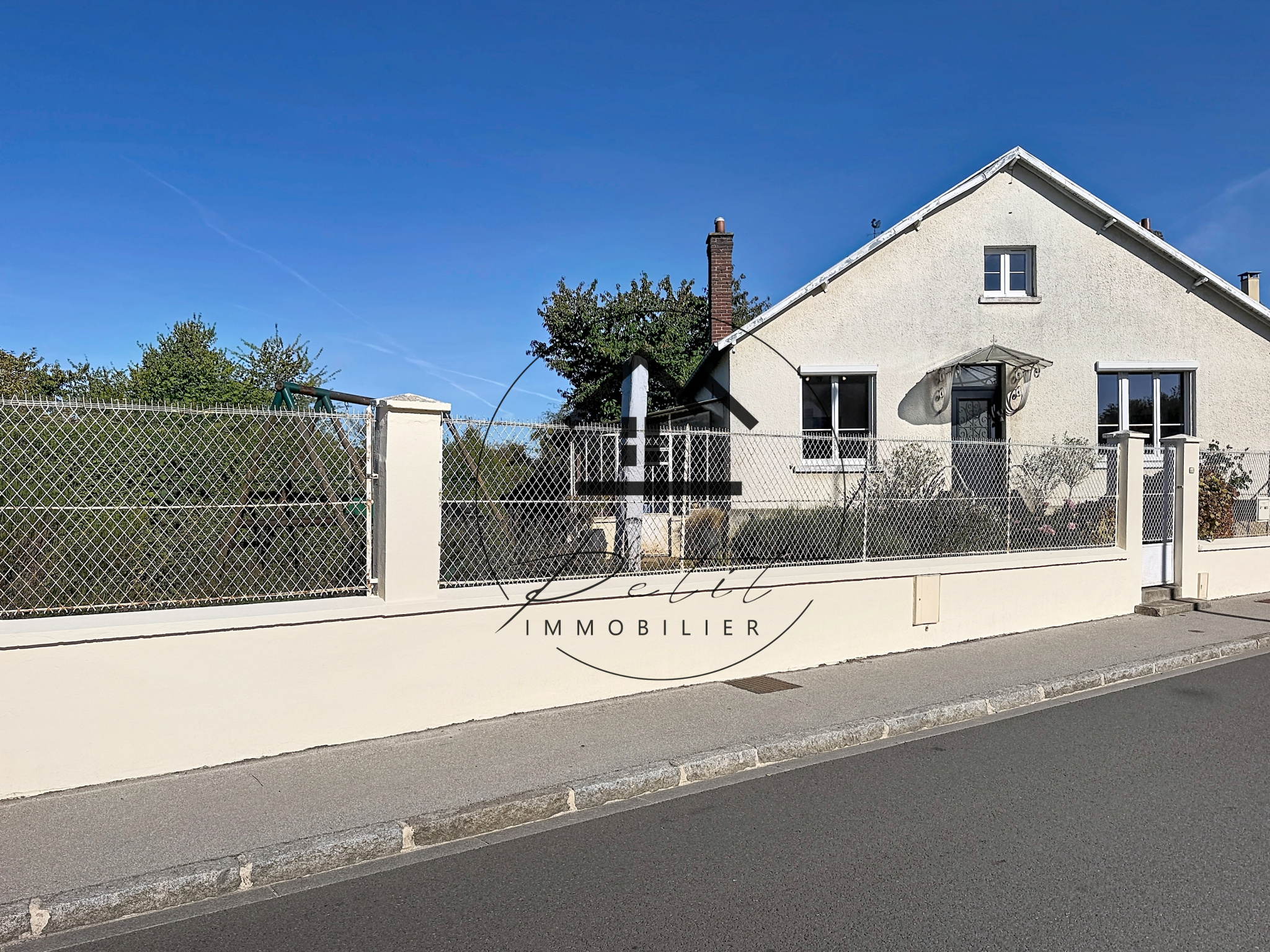 À VENDRE   MAISON 4 PIÈCES AVEC CAVE TOTALE, DÉPENDANCES ET GARAGES
